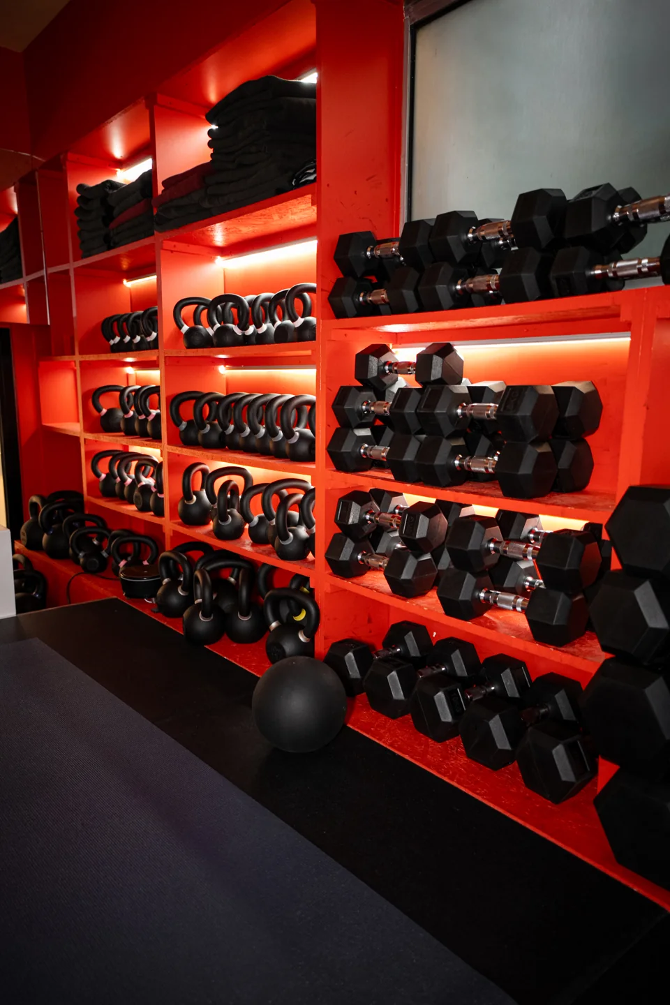 Haltères et kettlebells rangés dans la salle de hot fitness