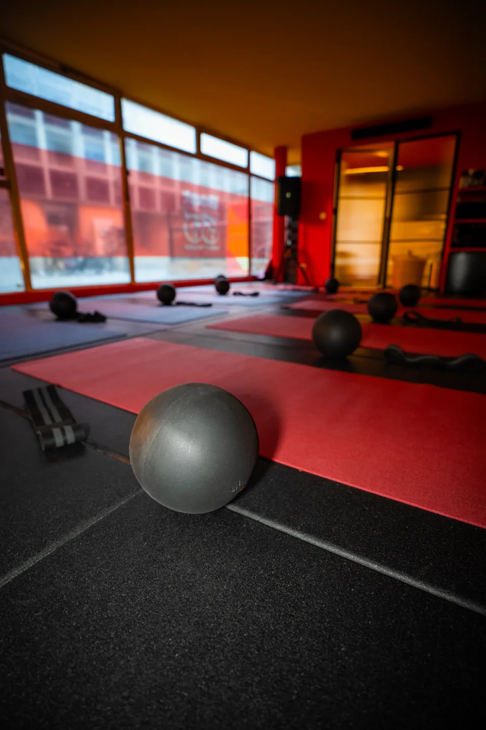 Tapis et matériel dans la salle de hot fitness de Beat 35