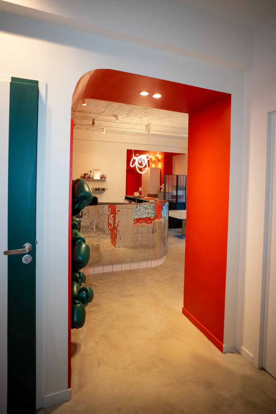 Passage intérieur ouvert sur l’accueil de Beat 35